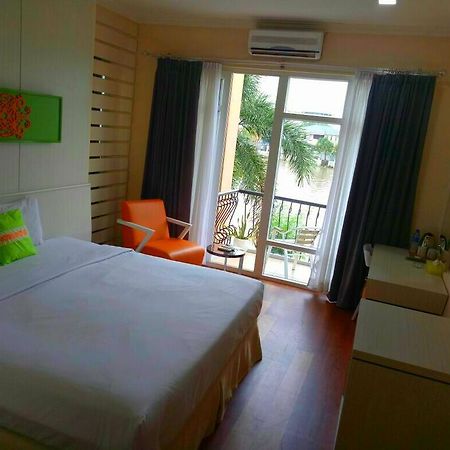 Hotel Victoria River View Banjarmasin  Eksteriør billede